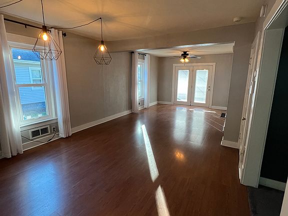 3rd image of 610 Roscoe Ave #0