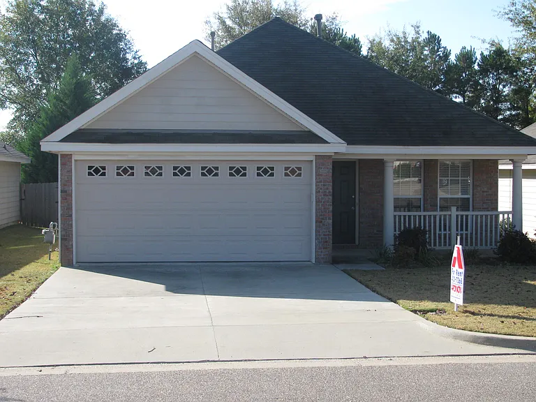 1537 Hawthorne Ln — Photo 1