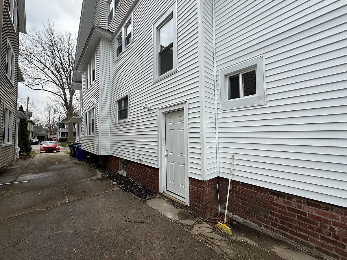 Building Photo - 1278 W 102nd St #1