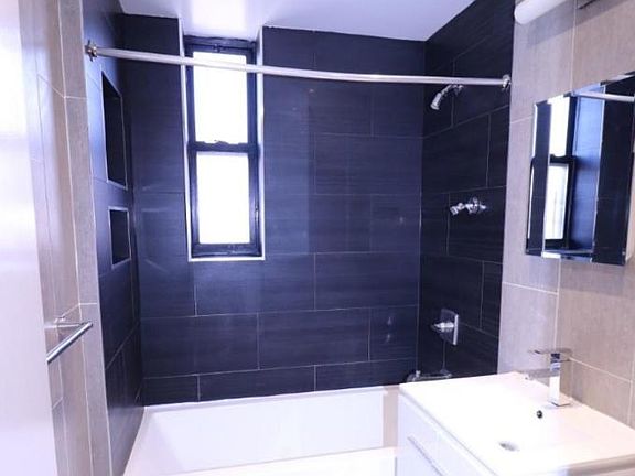 5th image of 13261 Sanford Ave