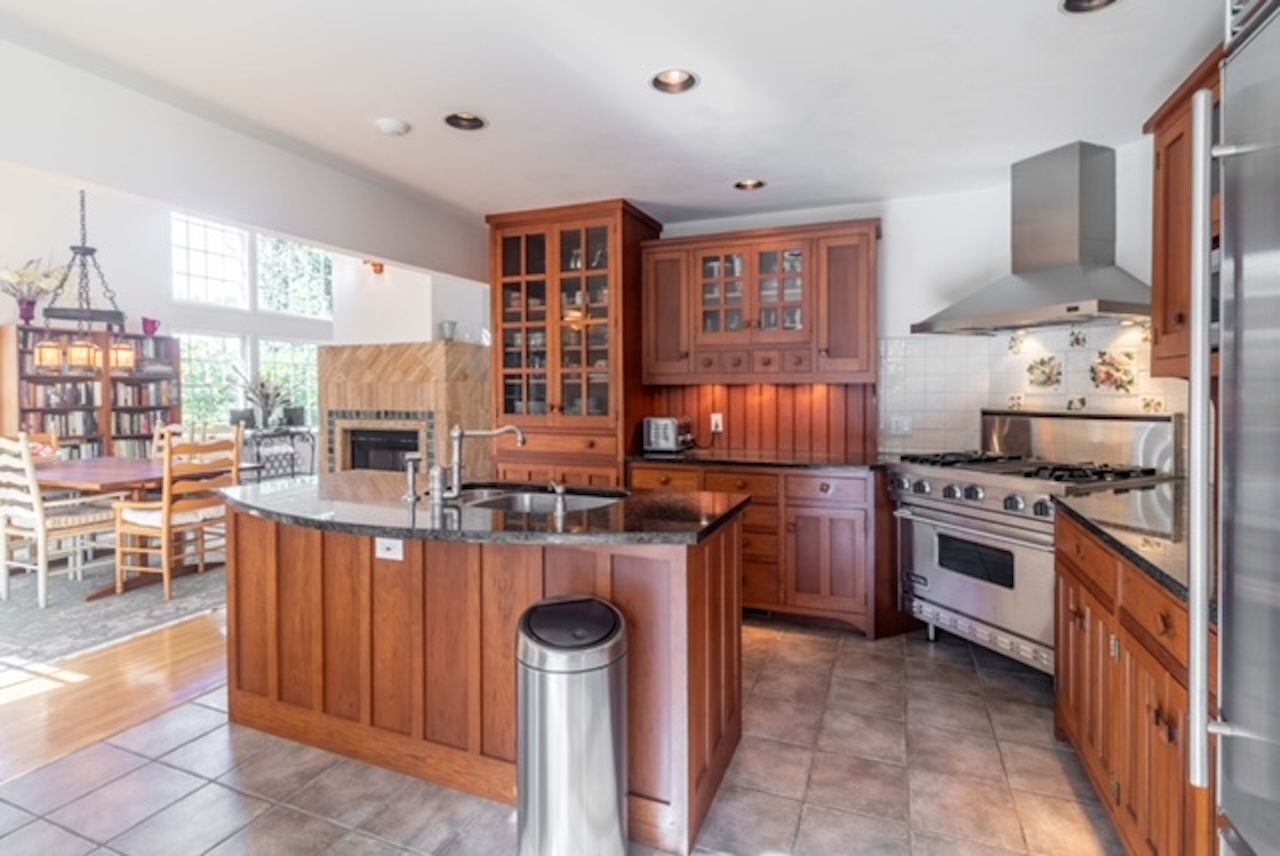  EAT IN KITCHEN