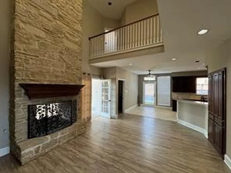 1100 Hunters Creek Dr — Photo 4