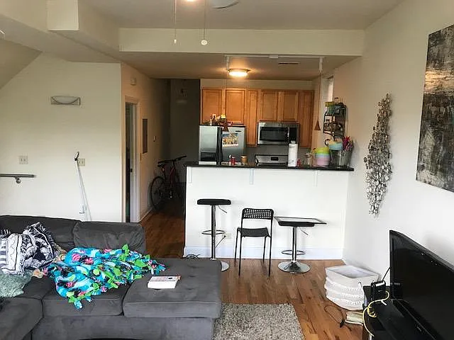 1442 W Barry Ave #2F — Photo 2