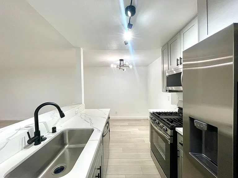 13925 Sherman Way — Photo 9