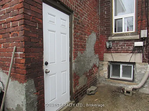 2011 Dundas St W Photo 1