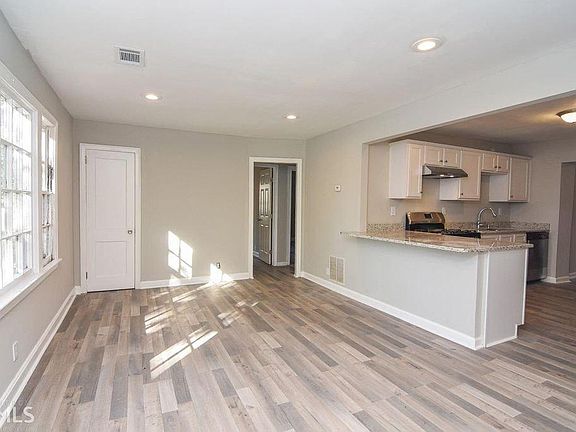 2nd image of 551 Taylor Dr SE