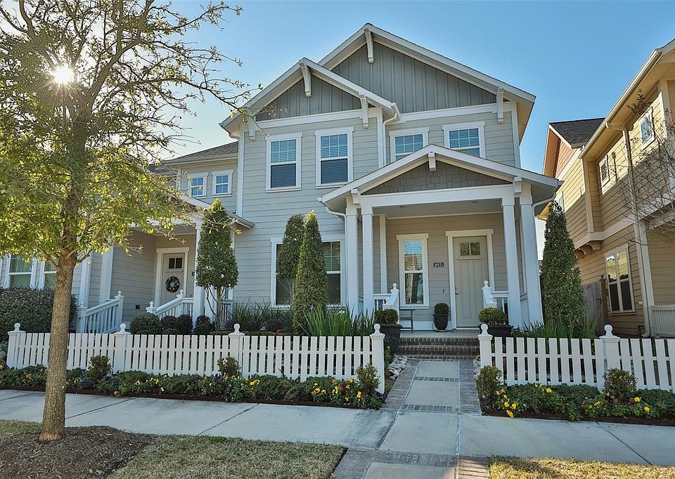 Adorable Perry Townhome located in Bridgeland in the Lakeland Heights Section! Walk to area shopping and Rec center!