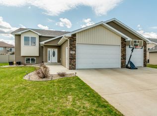 905 Sunflower Ln SW, Mandan, ND 58554