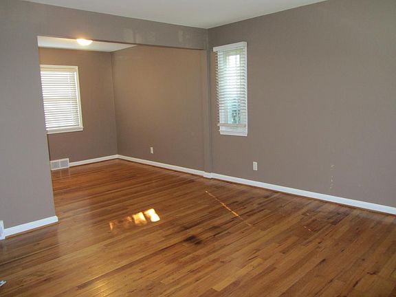 Living into dining room without furniture