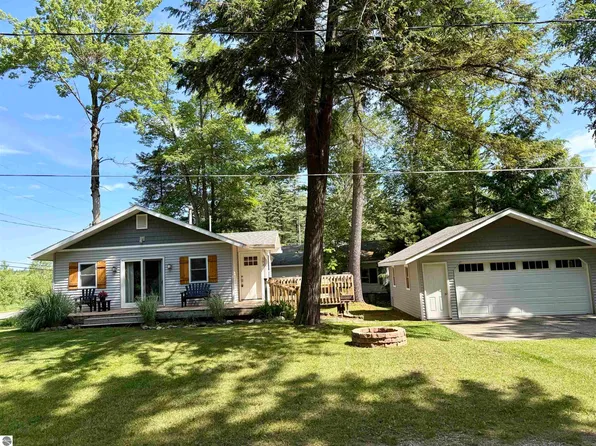103 Poplar Ct, Cadillac, MI 49601