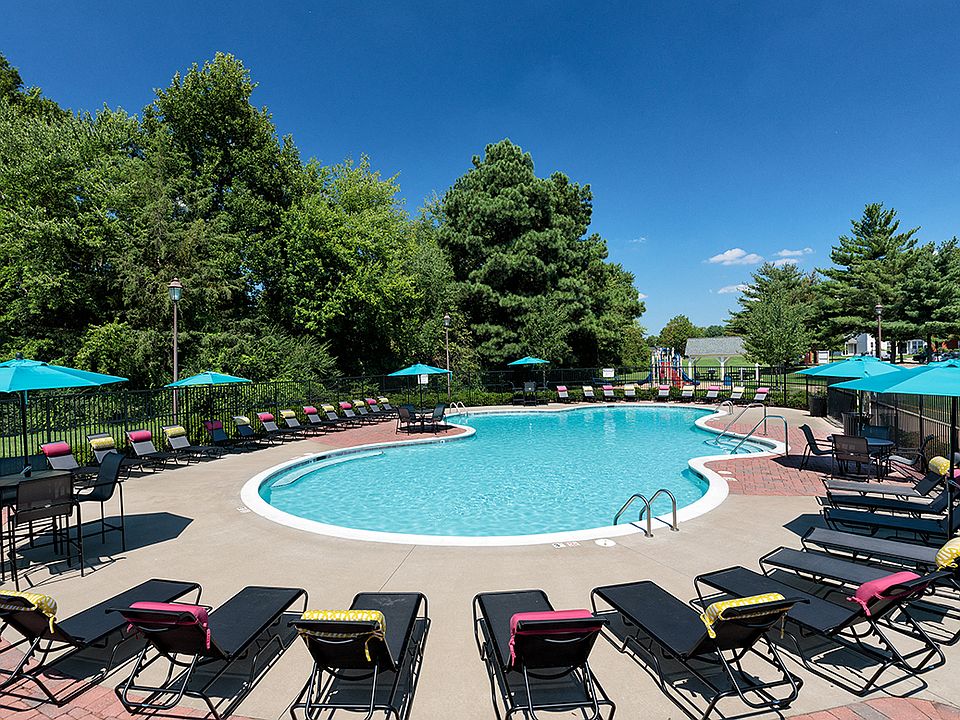 Resort Style Pool and Sundeck with Wi-Fi