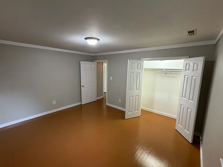 2627 Oakview Dr — Photo 3