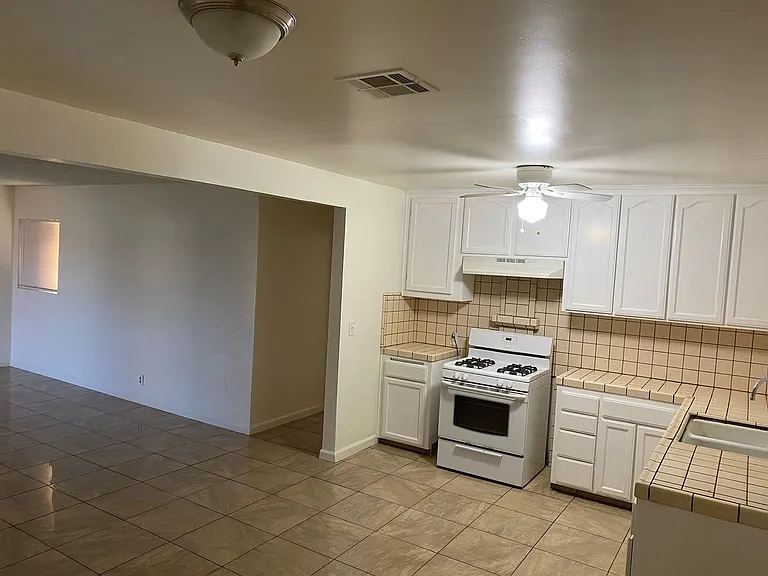 1105 Meredith Dr — Photo 4