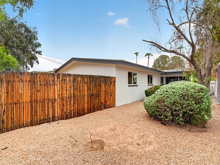 4720 N Miller Rd — Photo 36