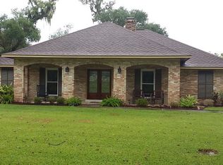 223 Bayou Rd, Lake Jackson, TX 77566