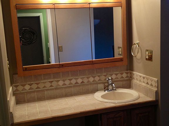 DRESSING AREA AND SEPARATE SINK IN MASTER BEDROOM