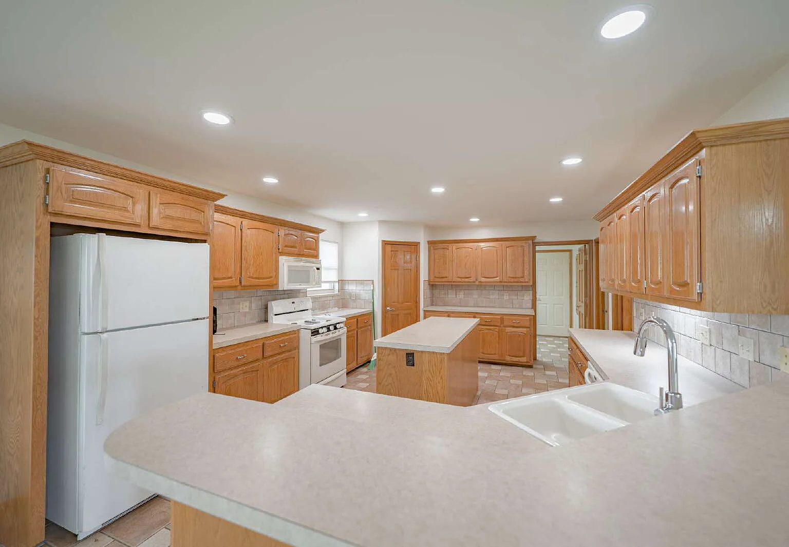 3 bed, 2.0 bath, 1680 sqft, $1,800 — Photo 3