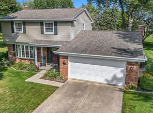 4376 Crestknoll Dr, Grand Blanc, MI 48439