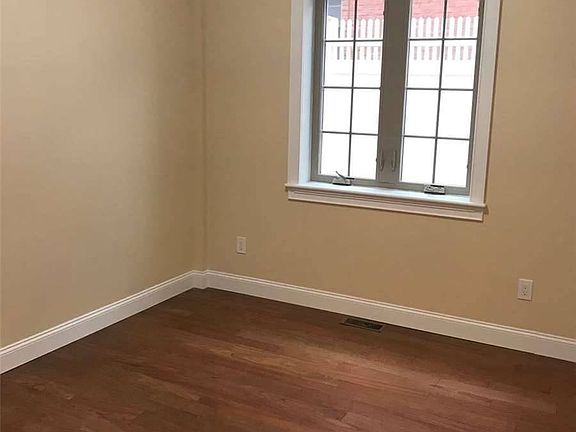 4th image of 5843 255th St Unit 1