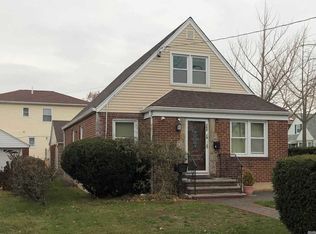264-19 82nd Ave, Glen Oaks, NY