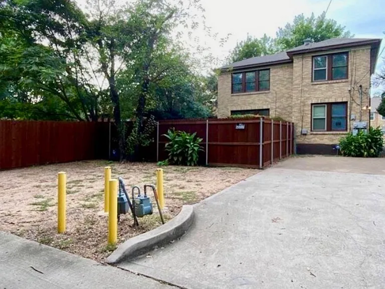 Live Oak St — Photo 35