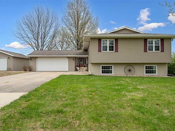 2nd image of 3167 Ravenwood Dr NE