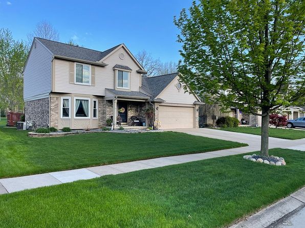 22474 Woodcreek Dr, Brownstown, MI 48134