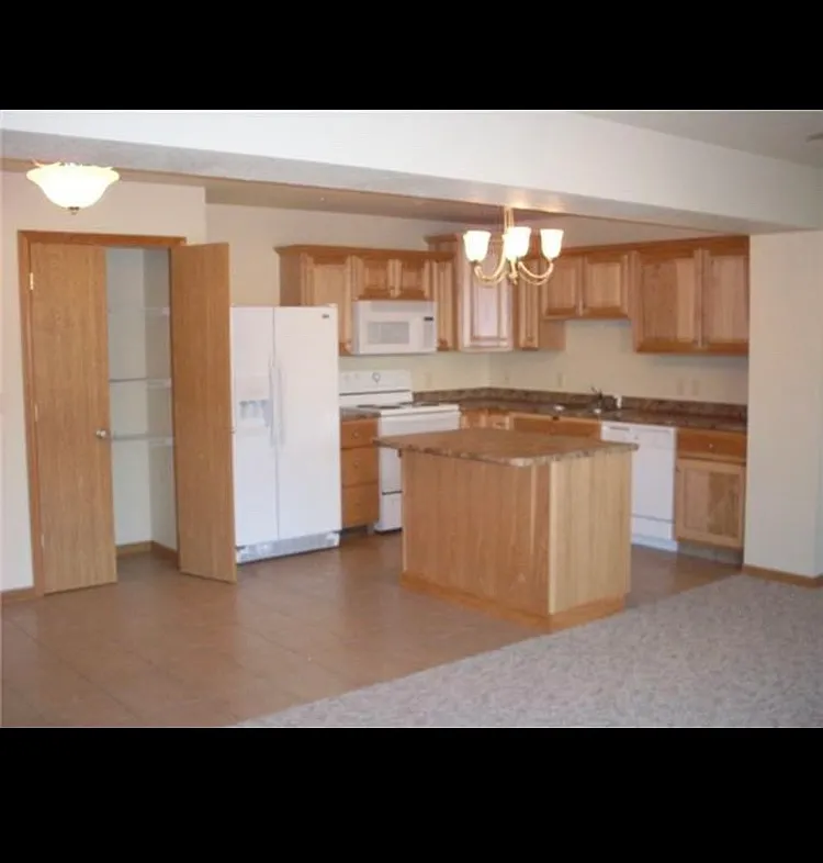 2 bed, 1600 sqft, $1,600 — Photo 3