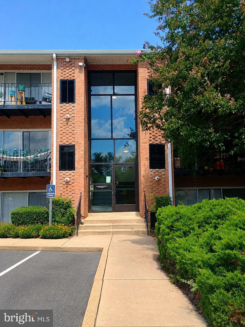 1 bed, 1.0 bath, 723 sqft, $1,600 — Photo 2
