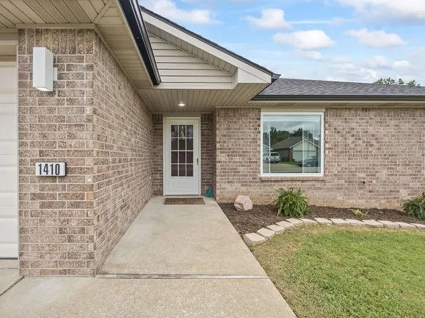 1410 W Laura St, Rogers, AR 72758