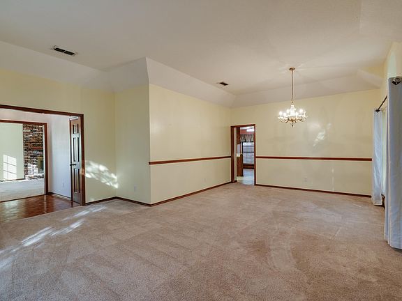 4th image of 3102 Lombard Dr