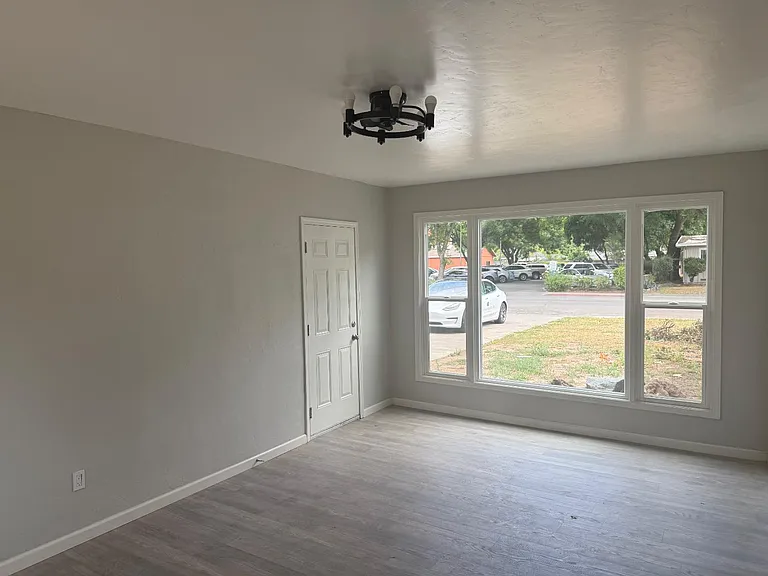 1328 College St — Photo 7