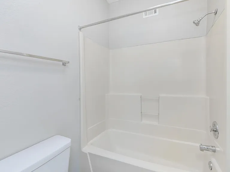 Summerlake Apartments — Photo 39
