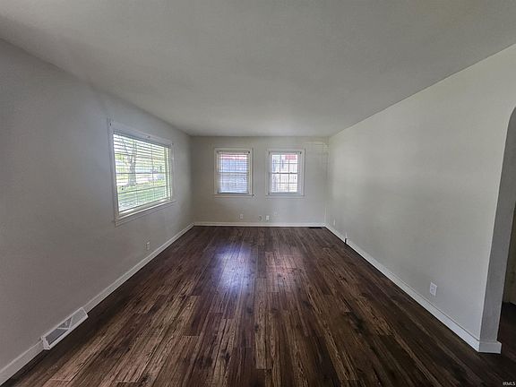 4th image of 132 Leslie Ave
