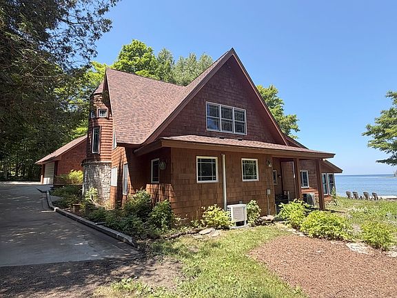 4th image of 2228 Green Bay Rd