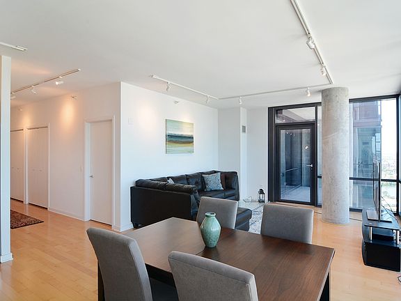 5th image of 860 W Blackhawk St Unit 2105