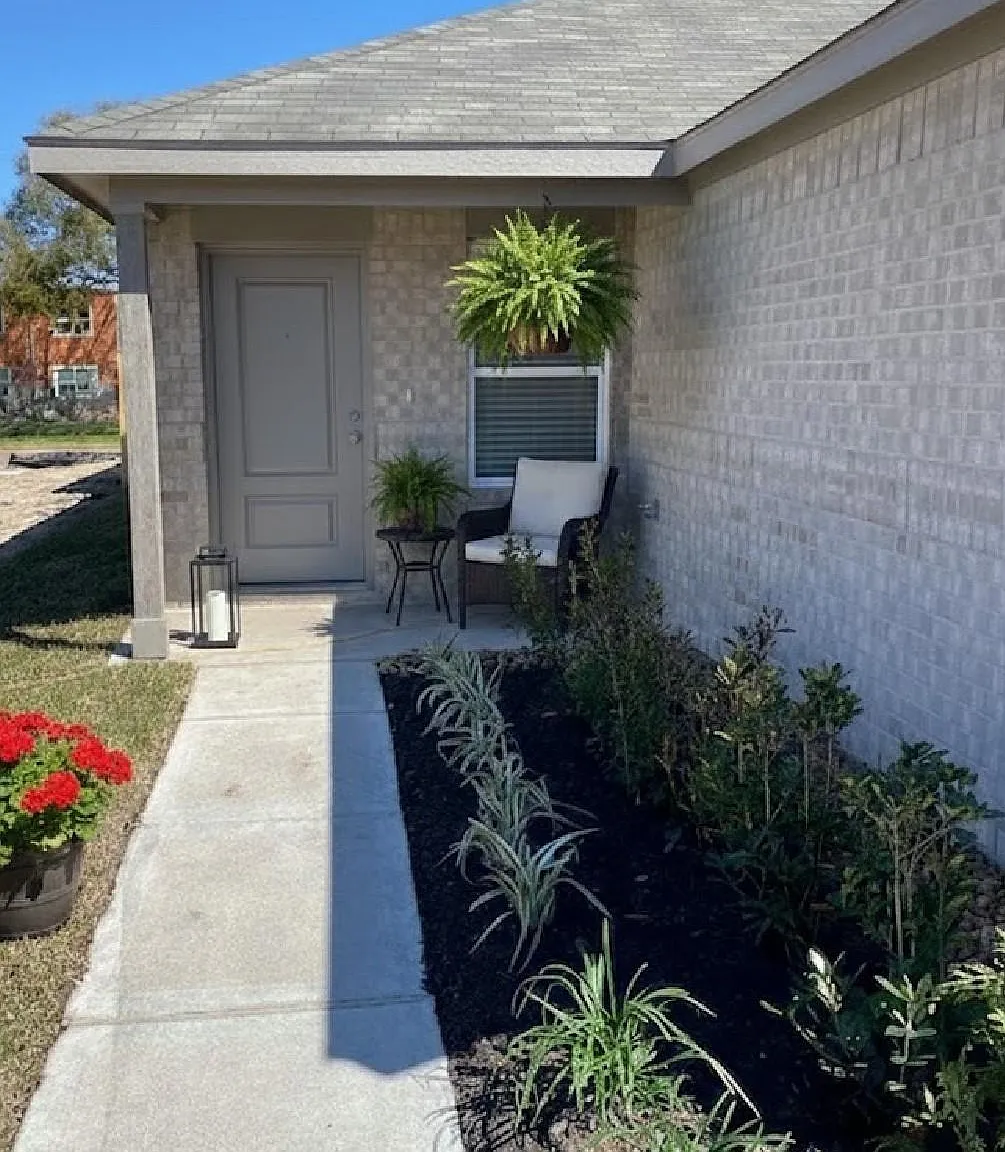 3 bed, 2.0 bath, 1418 sqft, $1,999 — Photo 2