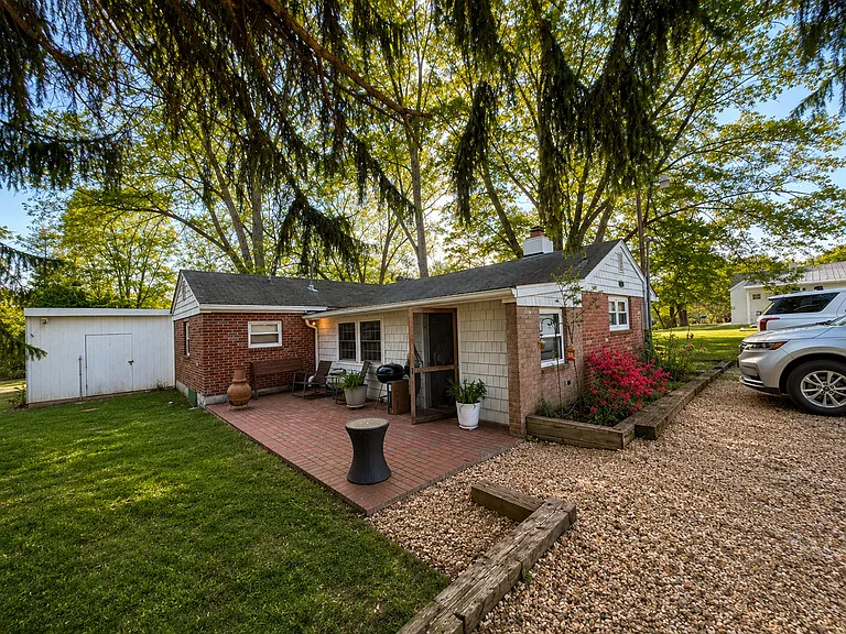 4013 Graceland Ln — Photo 1