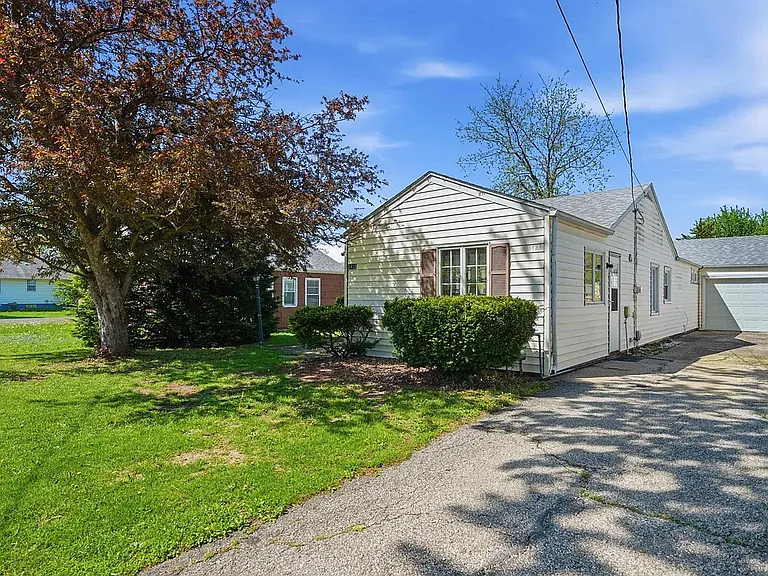 1428 Brown Ave — Photo 3