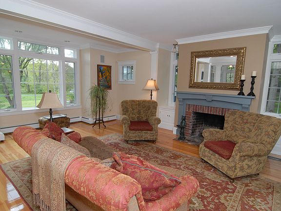 Livingroom w/fireplace