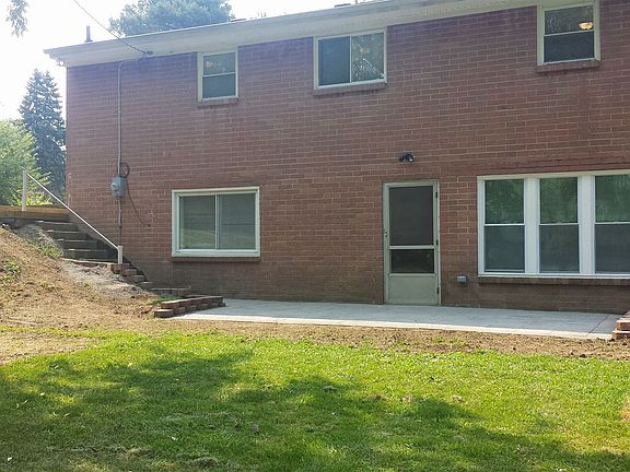 Large Sunny Backyard Patio and Yard!