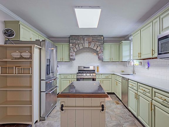 3rd image of 859 Black Oak Estates Rd