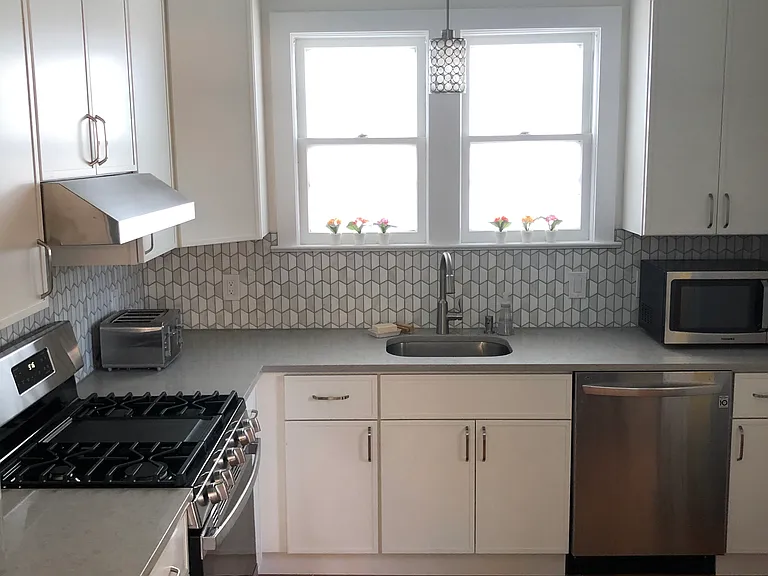 Newly renovated, fully equipped kitchen.