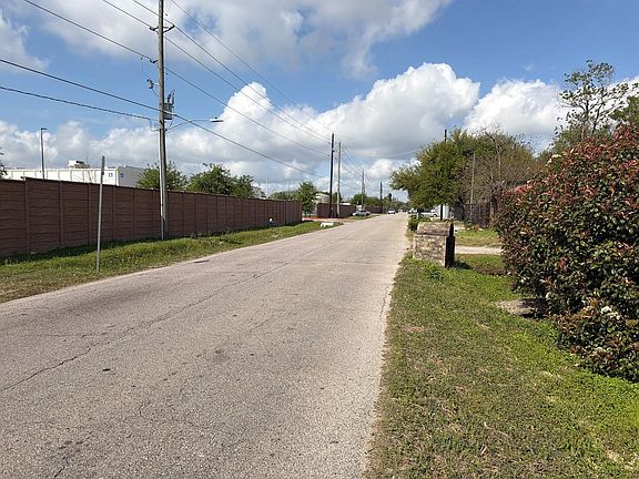 2nd image of 9950 Genard Rd