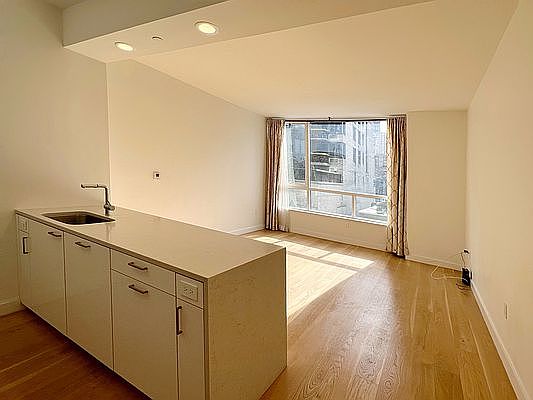 1st image of 301 E 61st St APT 4C