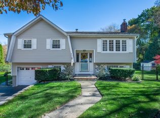 6 Whitewood Ln, Oak Ridge, NJ 07438