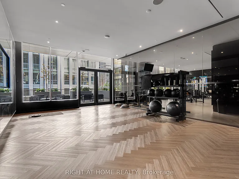 11 Yorkville Ave #2113 — Photo 38