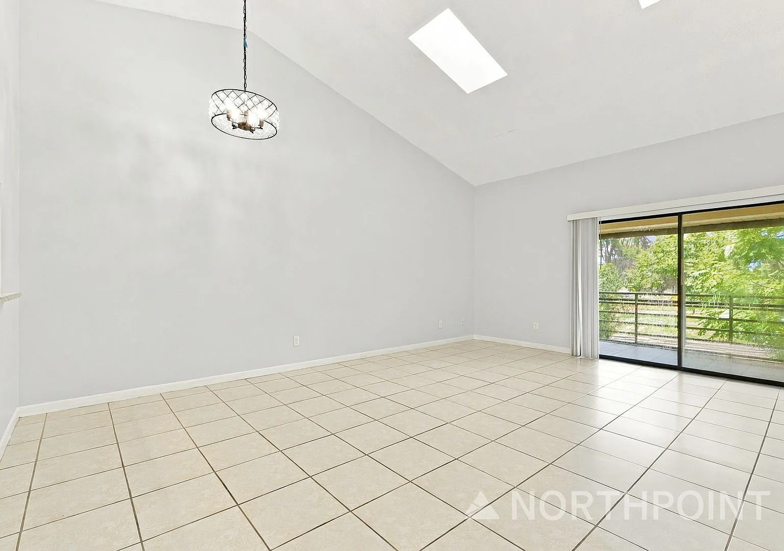 2-Bedroom, 2 Condominium for Rent in Orlando, FL| Large Patio & Modern Kitchen — Photo 2