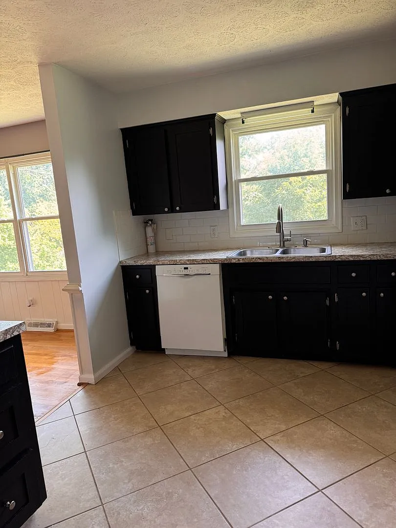 3 Bedroom || 3 Bathroom Home with Finished Basement — Photo 4
