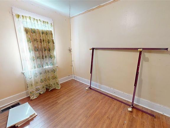 5th image of 173 2nd Ave W